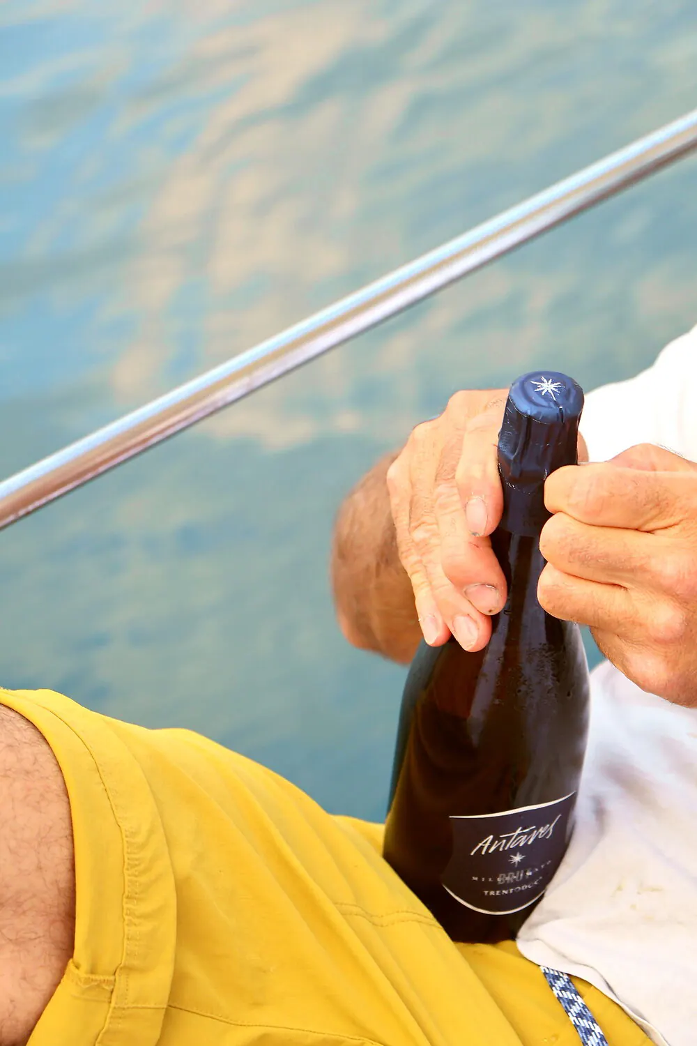 Aperitivo con prosecco in barca sul Lago di Garda