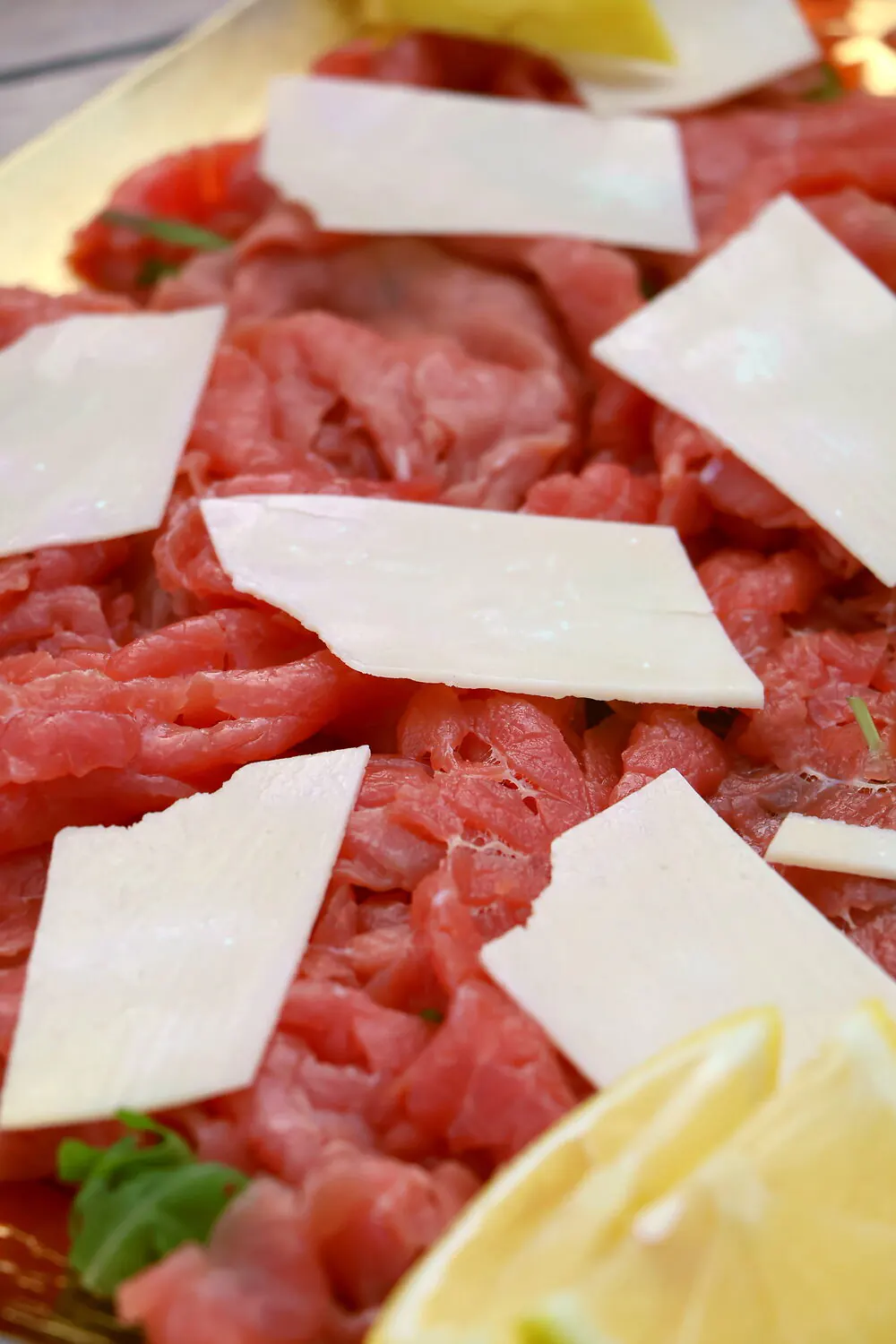 Carpaccio per l'aperitivo a bordo sul Lago di Garda