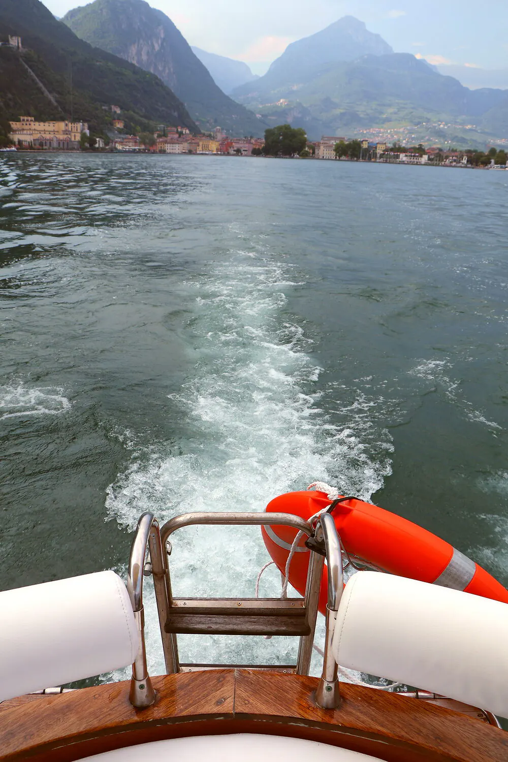 Dettaglio della barca con salvagente e scia sul Lago di Garda