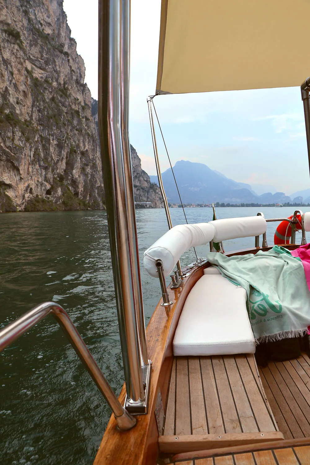 Interni della barca in legno con cuscini sul Lago di Garda