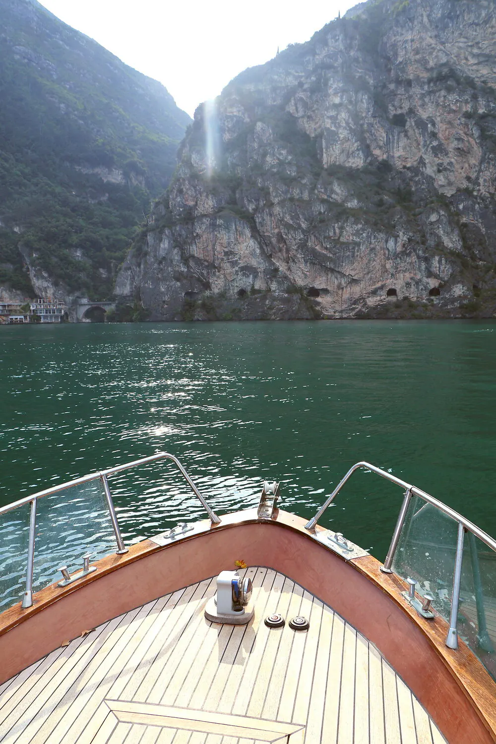 Tour in barca lungo le pareti rocciose del Lago di Garda